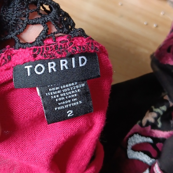 Torrid Knit Cranberry V-Neck Black Lace Inset Size 2 - Picture 9 of 10